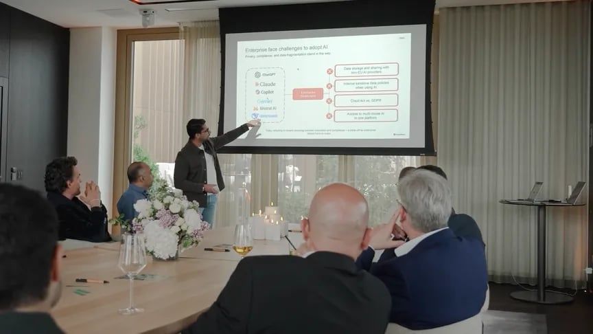 Hissan Usmani of DeepMask presents to guests at SambaHouse